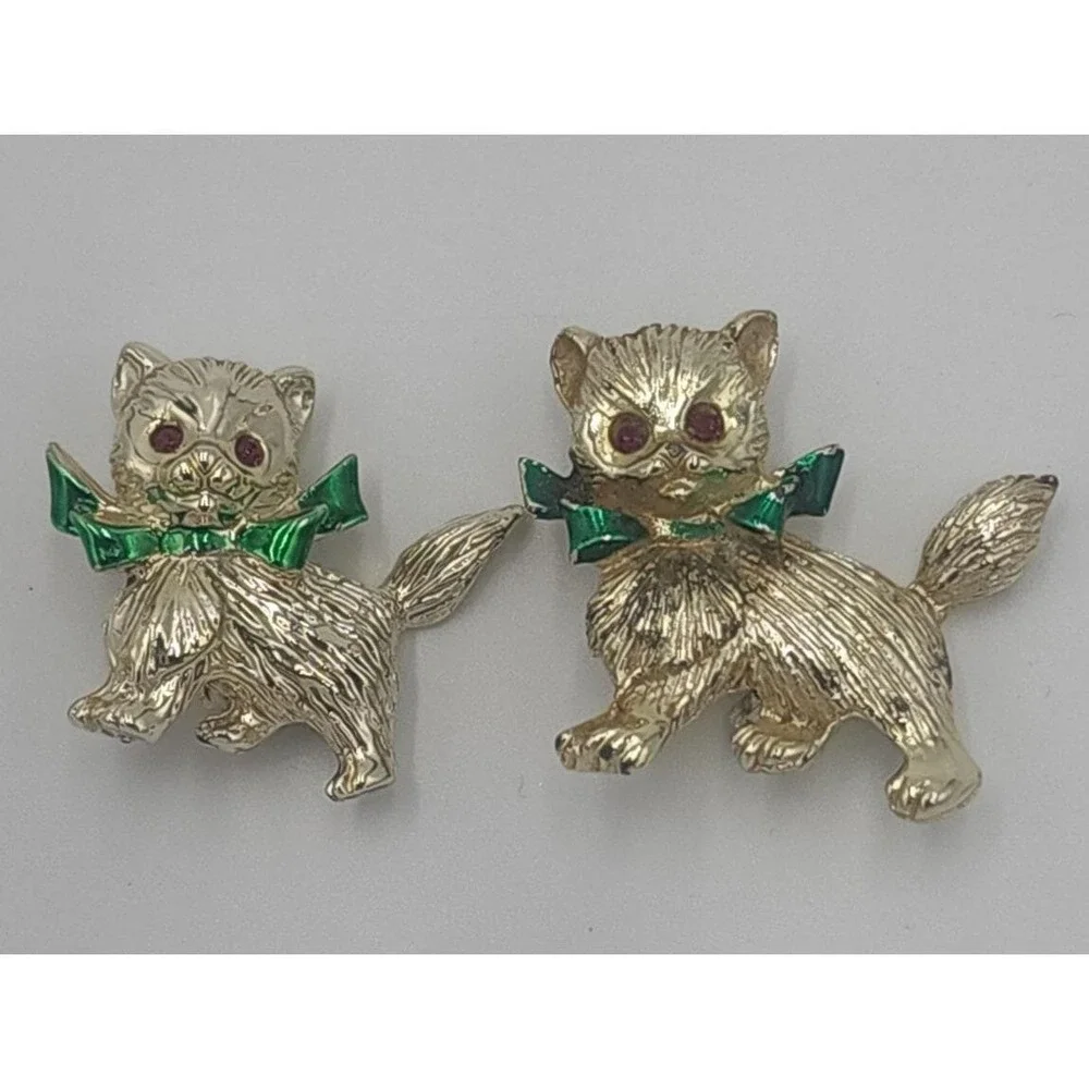 Lot of 2 Vintage gold tone CATs w/ green bow red rhinestone eyes brooch pin‎